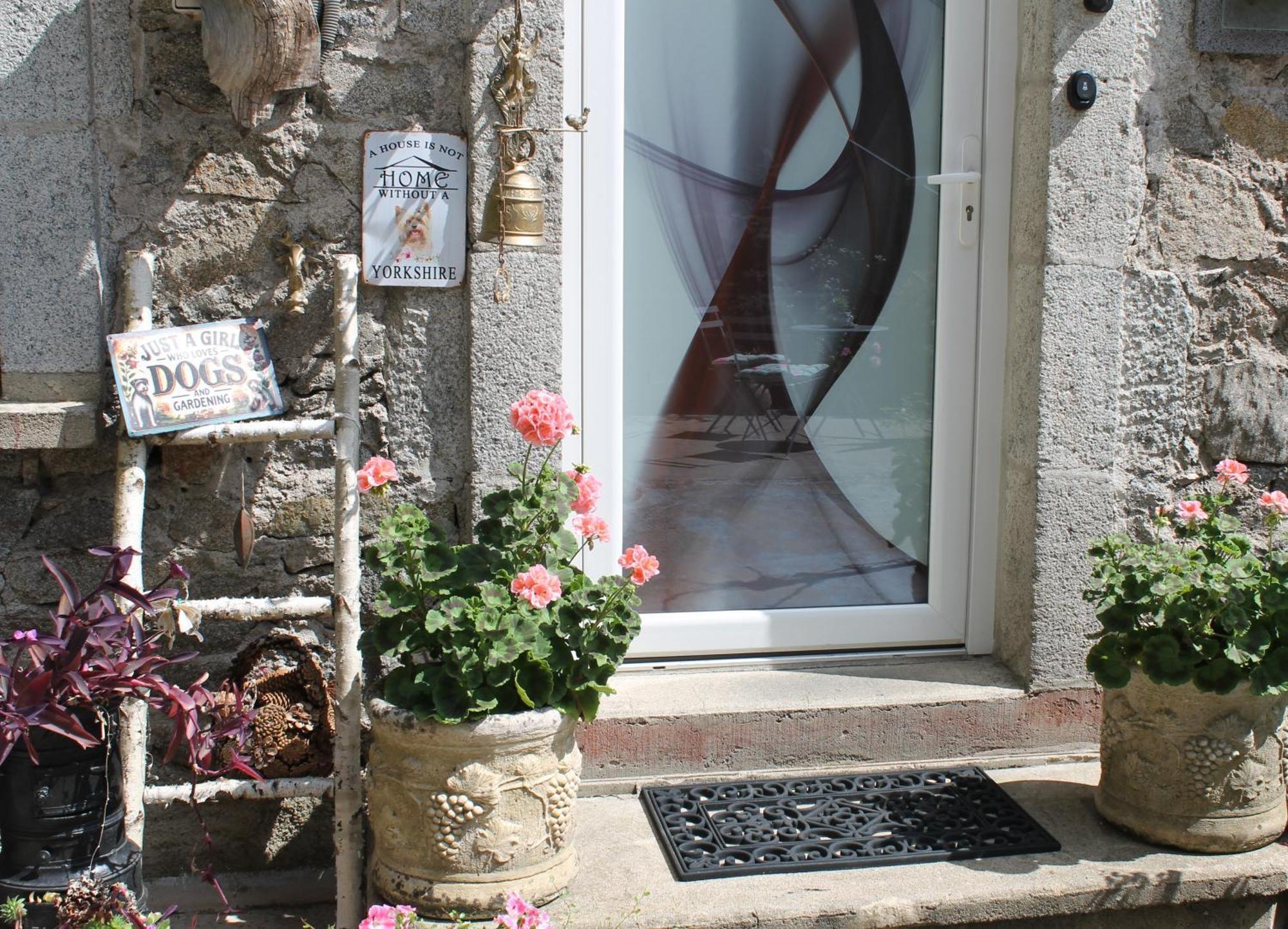 Olliergues Studio Malou, Cuisine, Salle D'Eau, Terrasse Amenagee מראה חיצוני תמונה